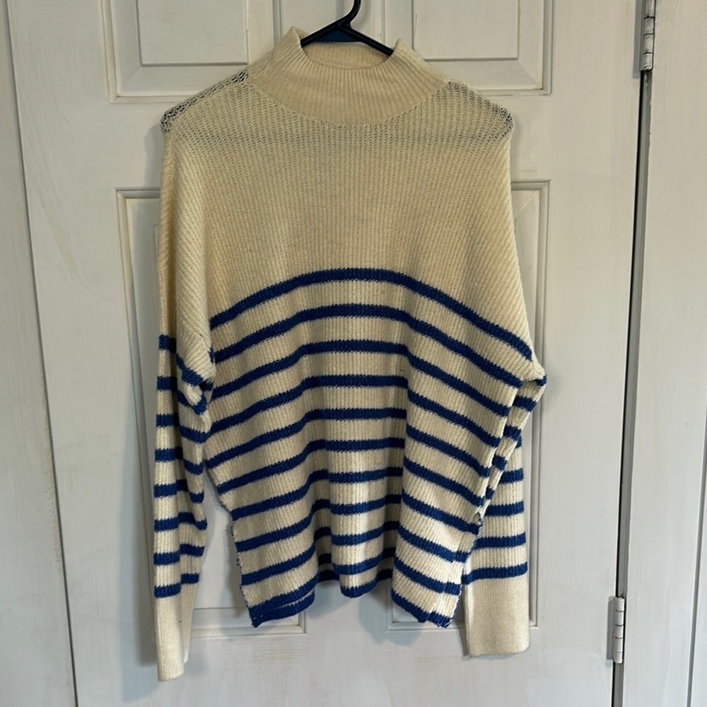 Veto Moda Blue striped sweater size medium